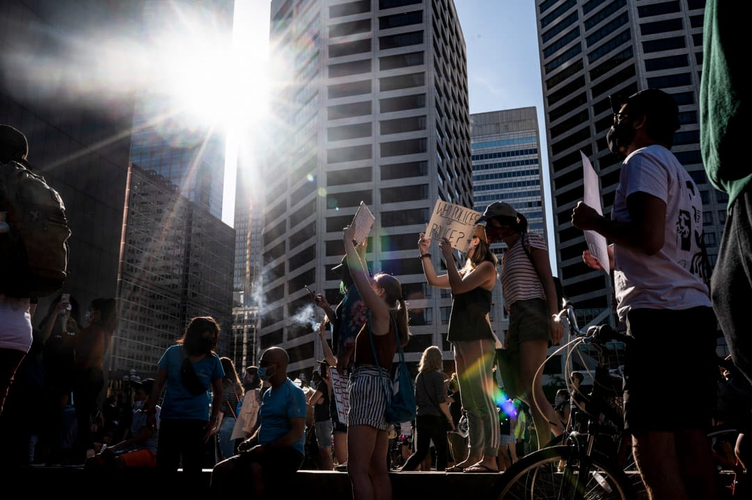 2020年5月28日美国明尼苏达州阿波利斯市，示威者聚集抗议警察暴力。