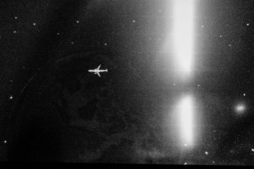 2020年4月27日，一班由台北飛往香港的航班內，飛機上的螢幕顯示，飛機正越過海洋。由於疫情影響，兩地的航班大減，港台之間大約每天兩班載客航空。