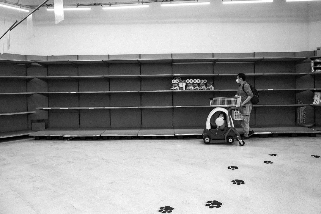 2020年3月20日，新北蘆洲的一間超市，市民搶購衞生紙後，剩下空蕩的貨架。疫情持續升溫之下引起民眾恐慌，台灣某些賣場超市掀起搶購潮。