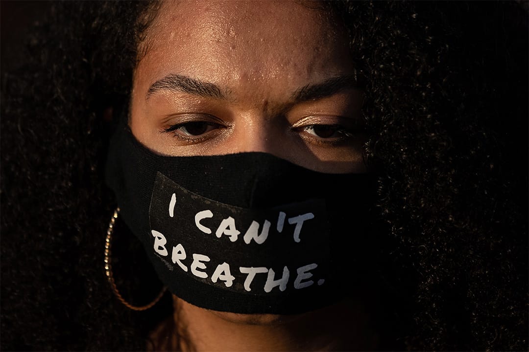 2020年6月4日西班牙巴塞罗那,示威者戴著口罩上面写著``我不能呼吸''哀悼乔治弗洛伊德之死。