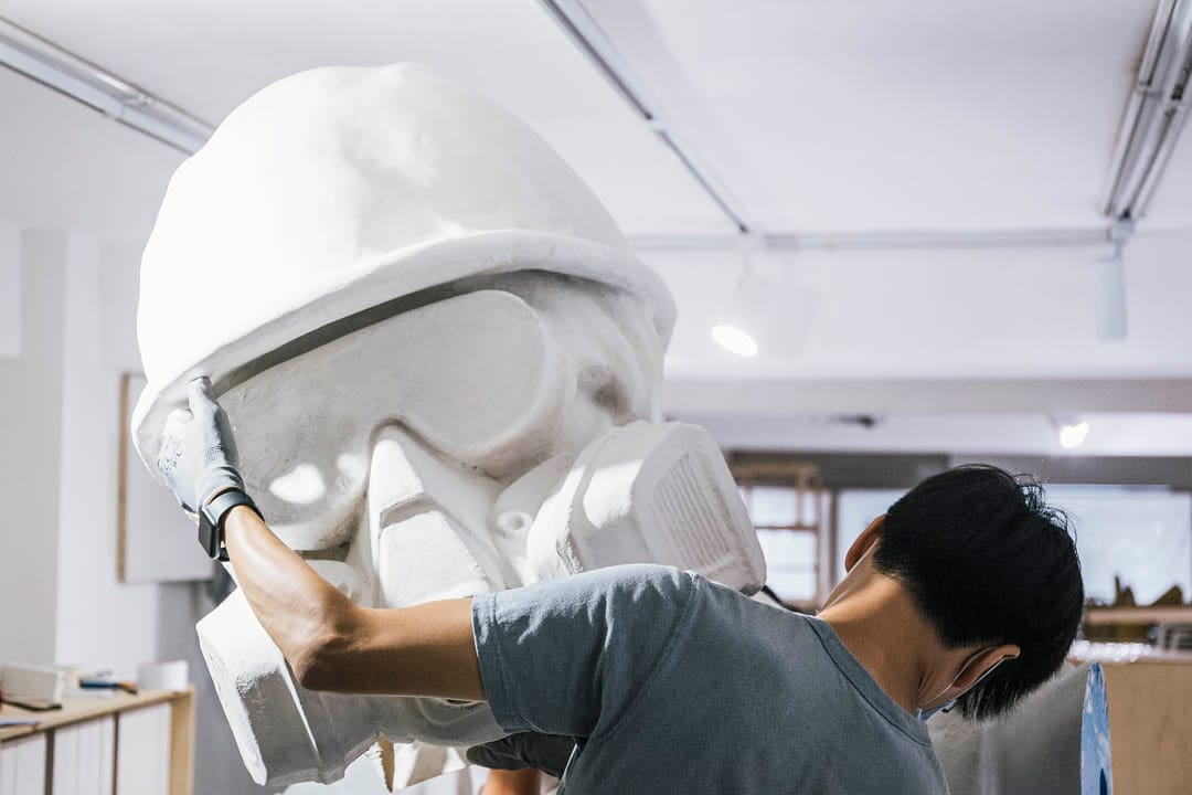 香港民主女神團隊為《我哋仲未__展》佈展。