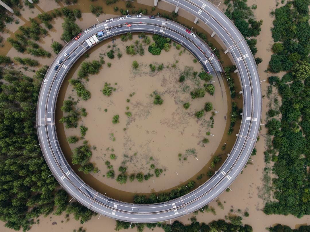 2020年7月13日，湖北省武汉市，由于长江的水位超过堤防，一道天桥被淹没。