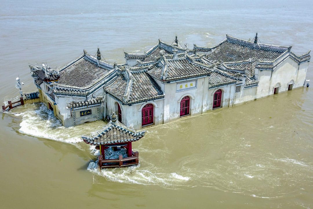 2020年7月17，湖北鄂州，长江的洪水包围观音庙。