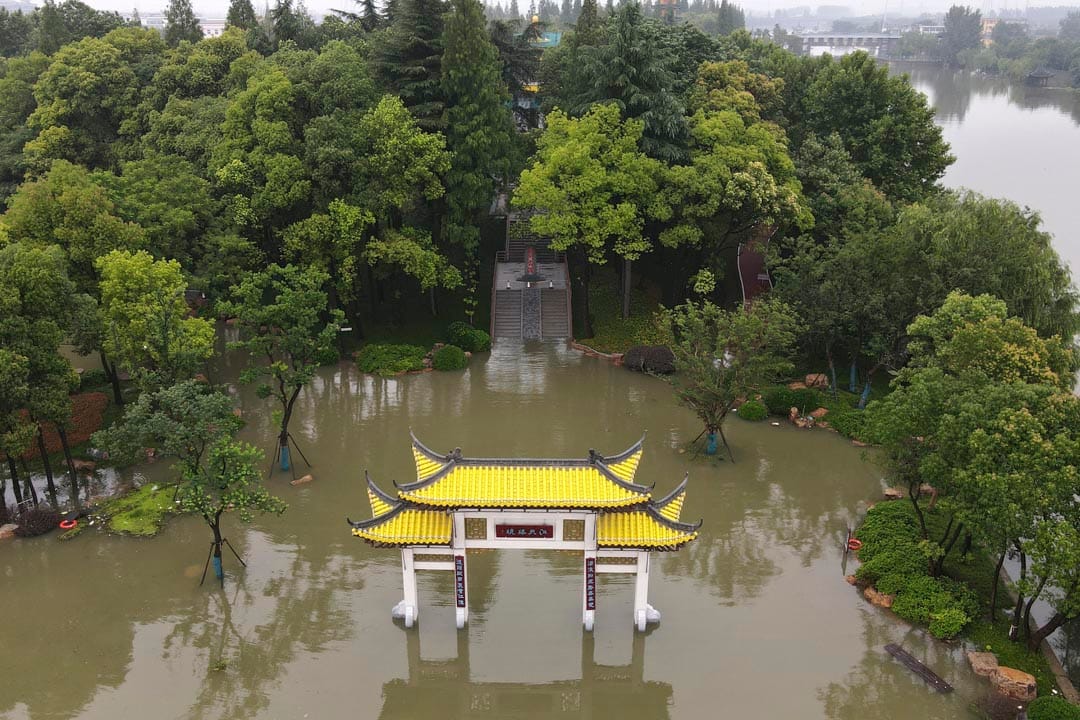 2020年7月19日，江苏省扬州，公园被洪水淹没。