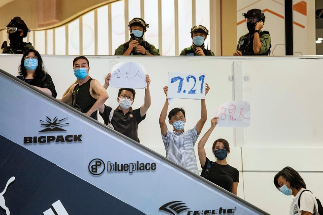 2020年7月19日,立法会议员朱凯迪和何桂蓝于元朗YOHO商场抗议。摄:陈焯煇/端传媒