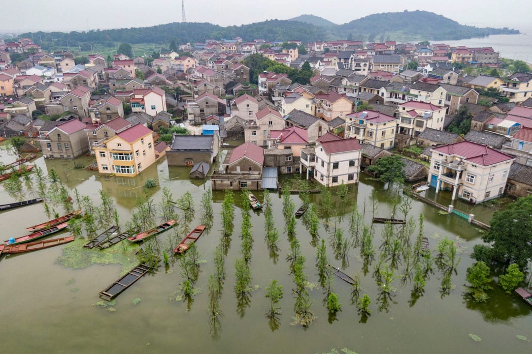2020年7月19日，南京一条村的房子被洪水淹没。