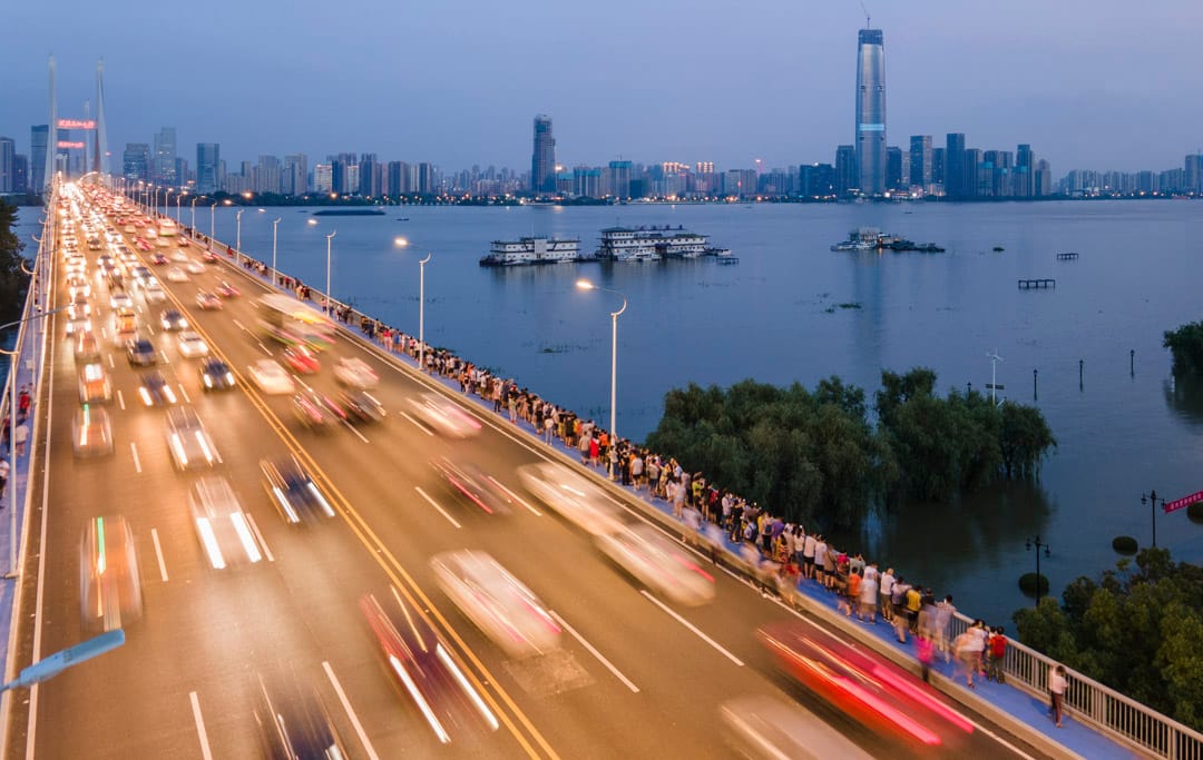 2020年7月13日，湖北省武汉，船在长江的武汉段航行。