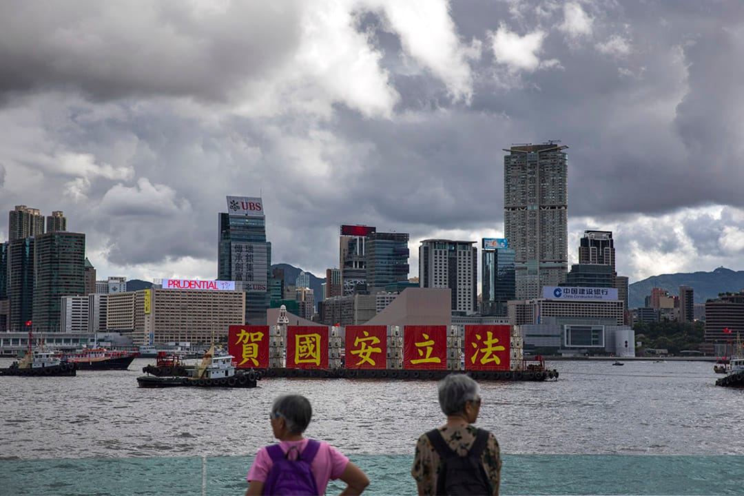 2020年7月1日香港，一艘貨船在維港經過，並貼上標語慶賀國安法。攝：陳焯煇/端傳媒