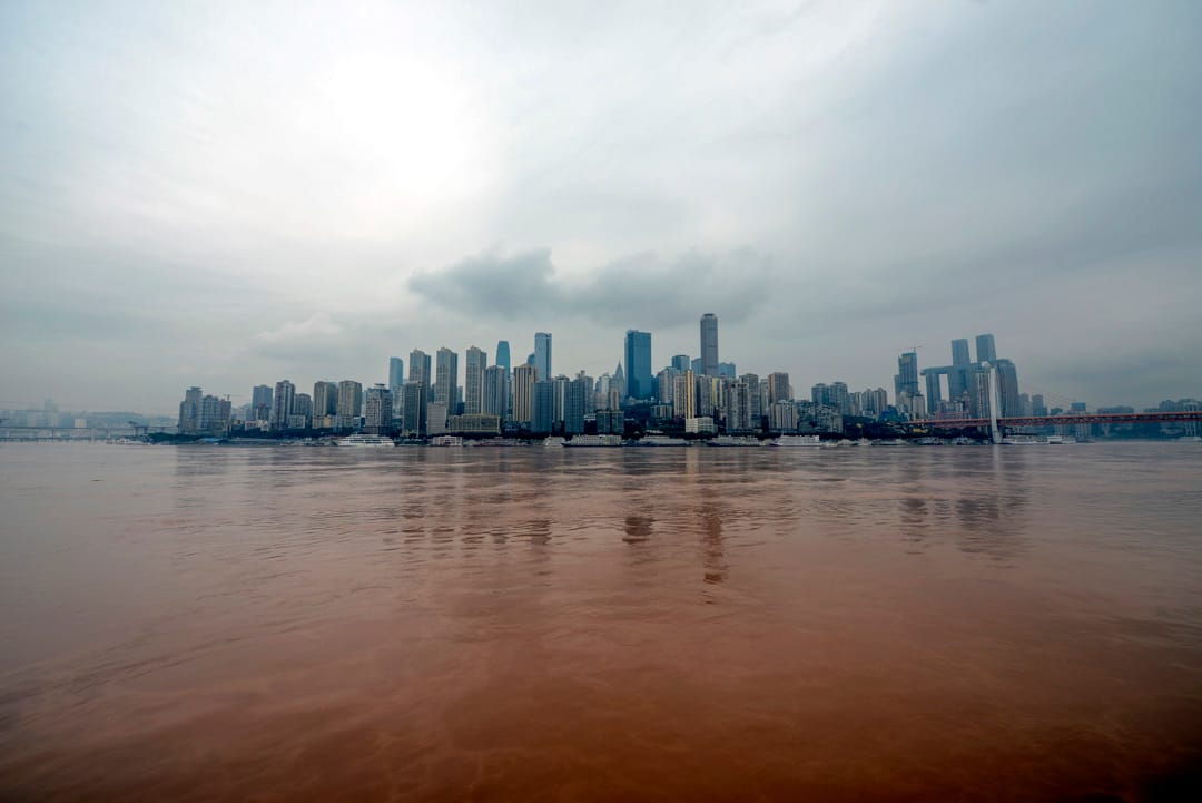 2020年7月18日，重庆长江朝天门段，长江洪峰已达180米的警告水位。