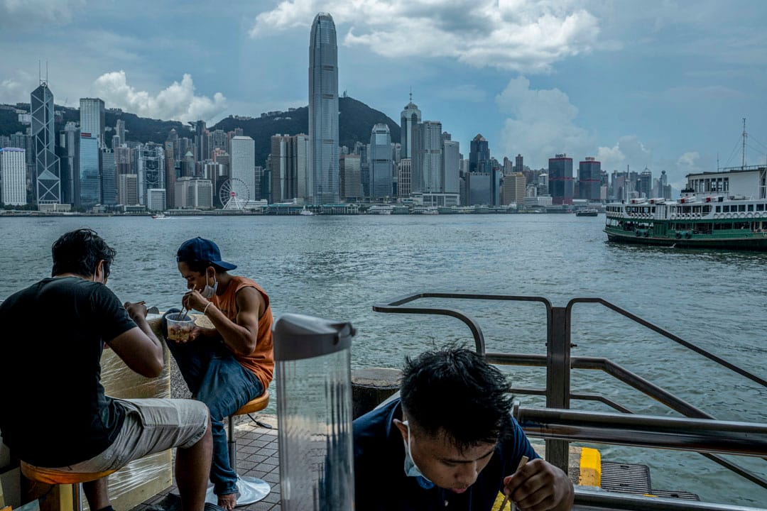 2020年7月29日，港府宣佈全日禁餐廳堂食，但並沒有規定強制居家工作，香港打工仔於午餐時分流離失所，拿著外賣食物到處找地方吃飯。尖沙咀海旁工人們於烈日在維港下吃午飯。