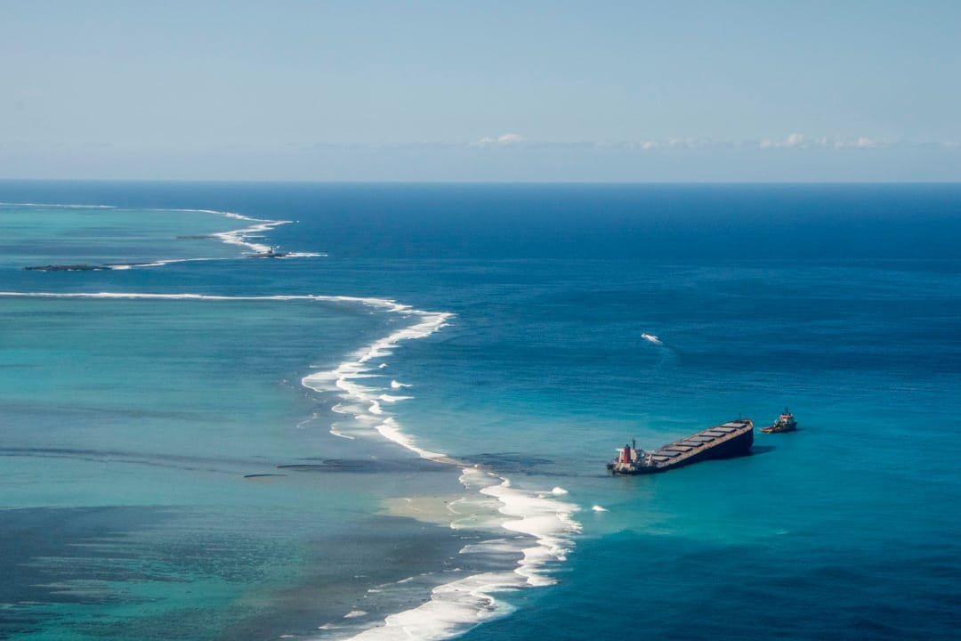 日本貨船「若潮號」在毛里求斯海域擱淺的狀況。