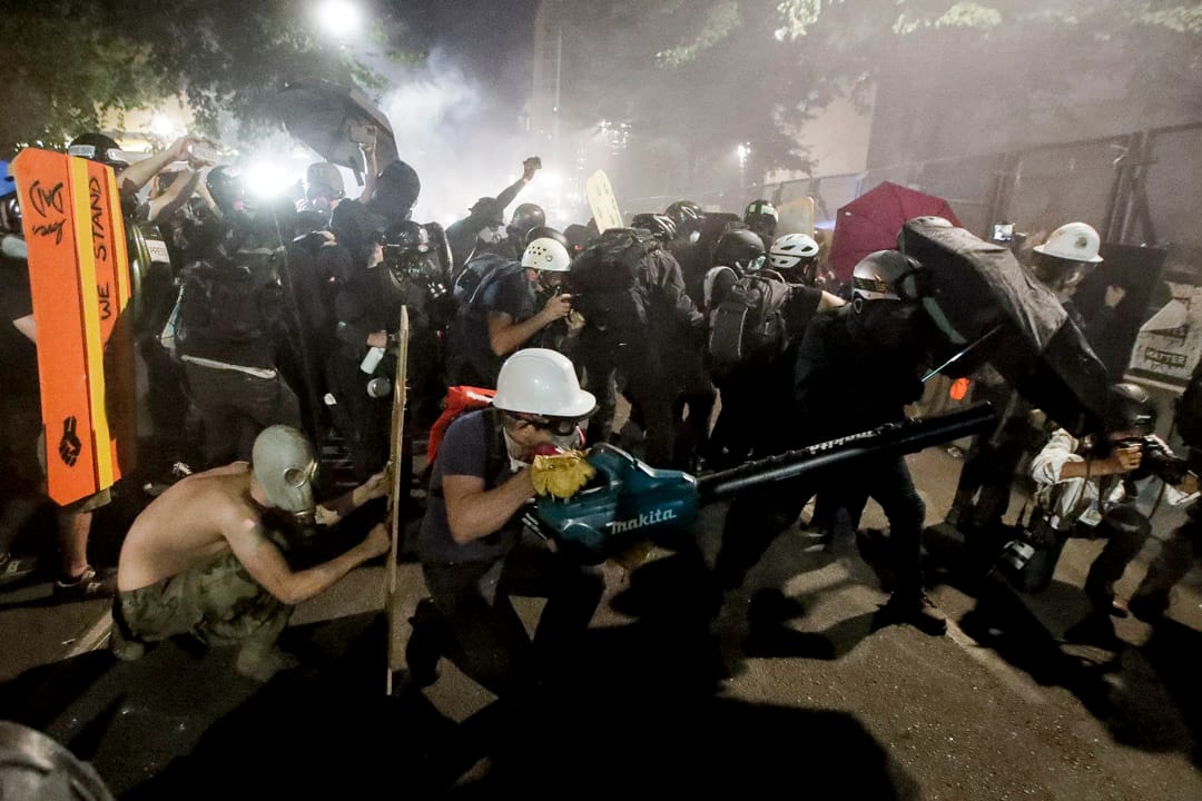 2020年7月29日，波特兰示威者用伞、木板、吹风机等应对防暴警察发射的催泪弹。