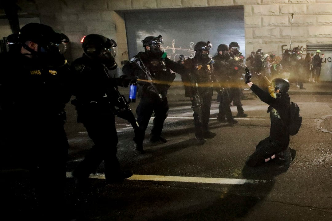 2020年7月29日，波特兰一名跪在地上的示威者被联邦特勤人员用胡椒喷雾射向面部，示威者后来被拘捕。