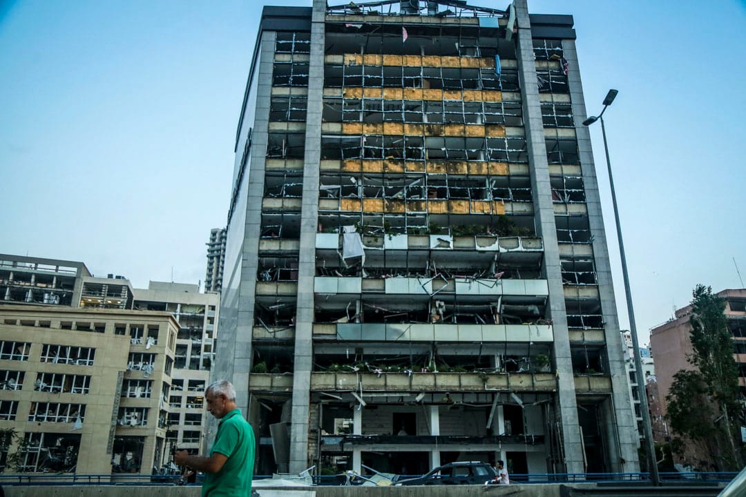 有大楼被爆炸的冲击波所波及,外墙玻璃碎裂。