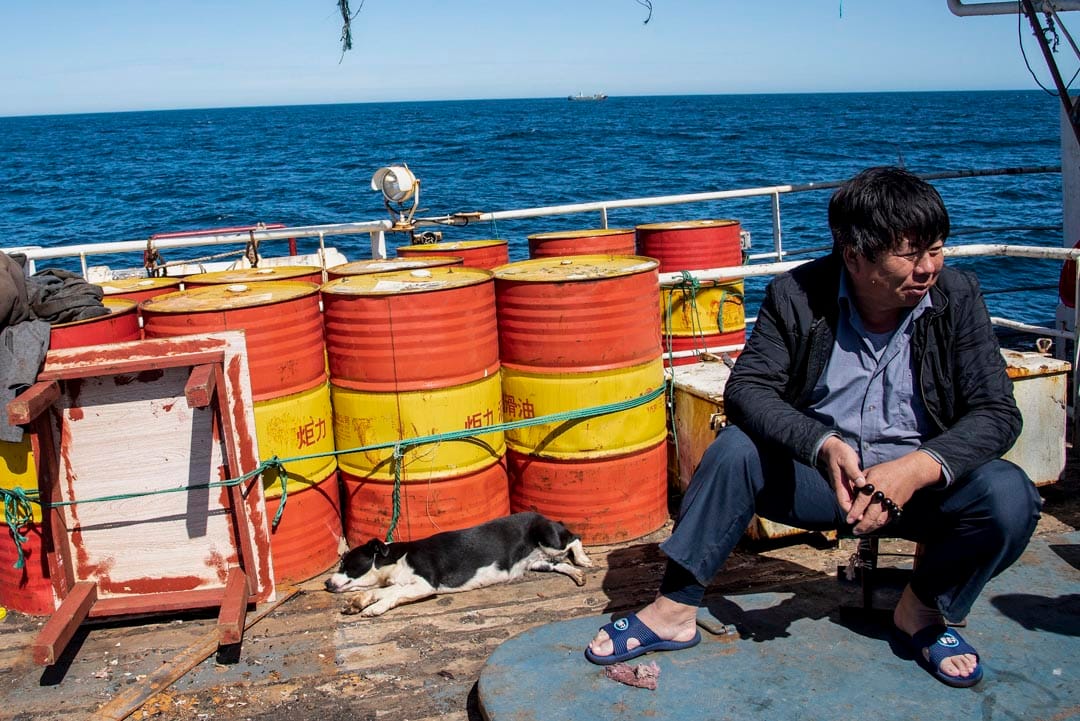 手握着一串佛珠的連船長,做這行已經三十多年了。