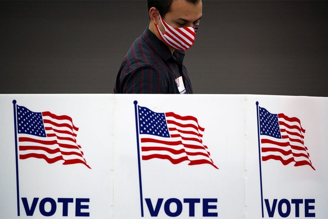 2020年6月23日美國肯塔基州路易斯維爾，一名戴著美國國旗口罩的工作人員在一個投票站進行消毒。