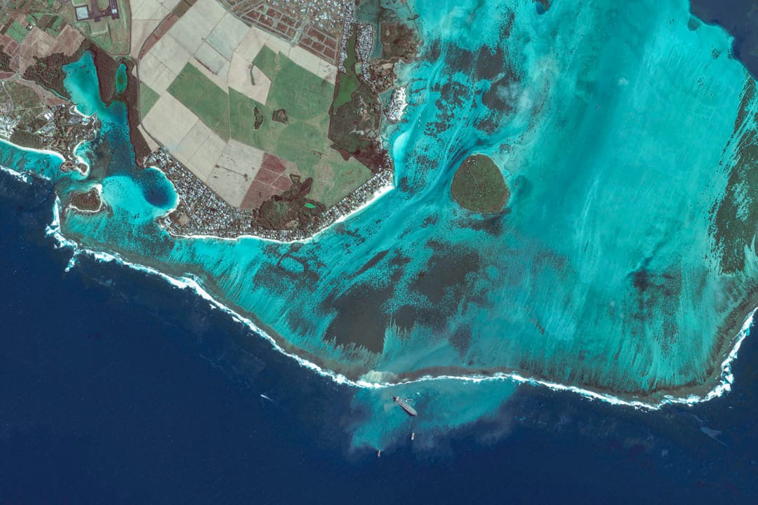 日本貨船「若潮號」在毛里求斯海域擱淺。