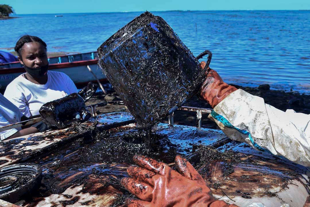 2020年8月12日,日本貨船「若潮號」在毛里求斯海域擱淺後,義工參與清理海上油污。