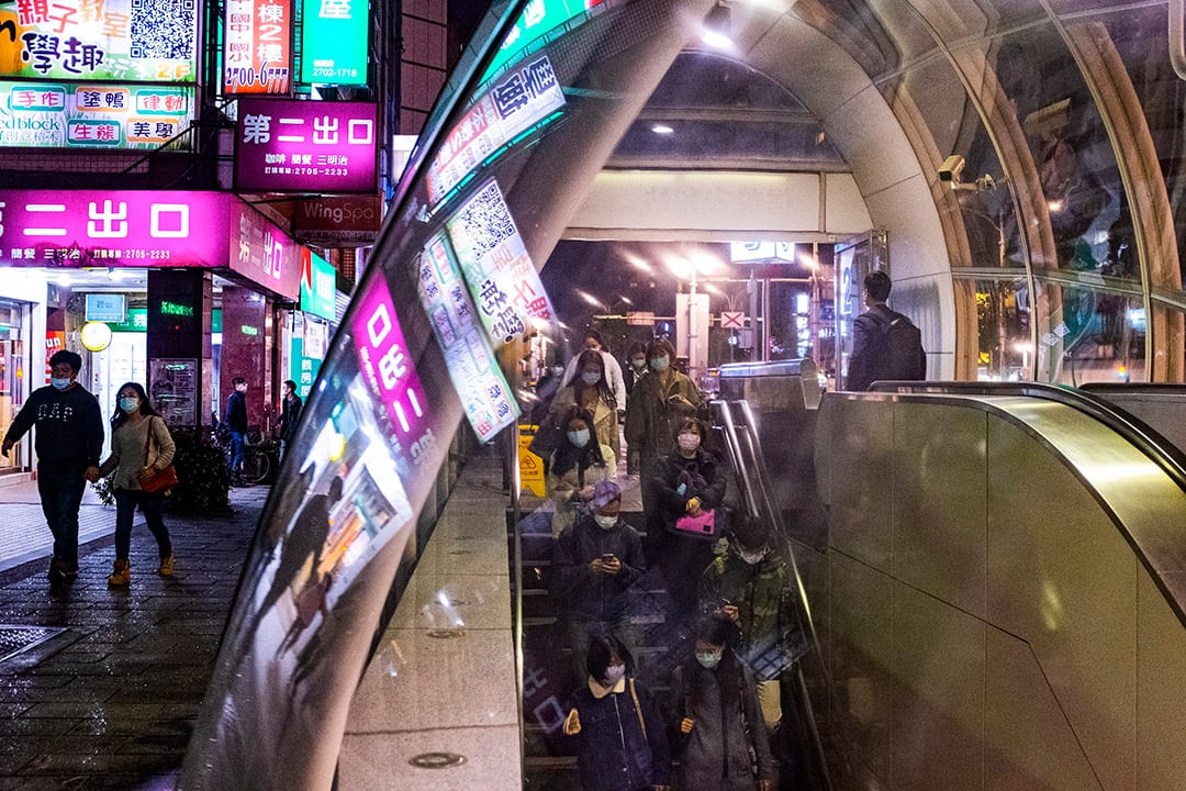 2020年4月24日台北，市民走進捷運站。