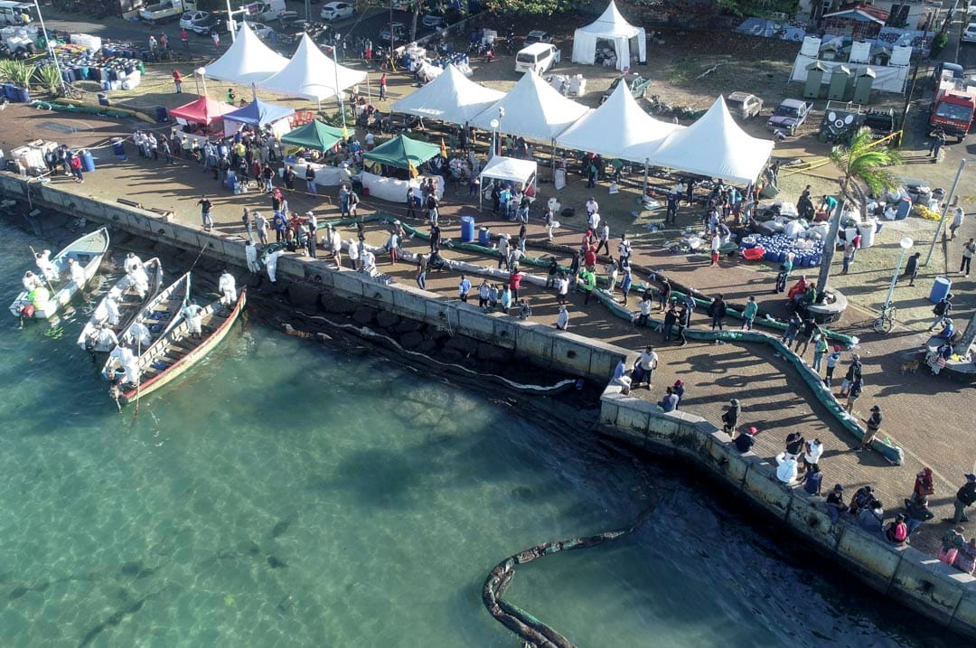 義工在「若潮號」擱淺的岸邊準備臨時浮標,阻止油污擴散。