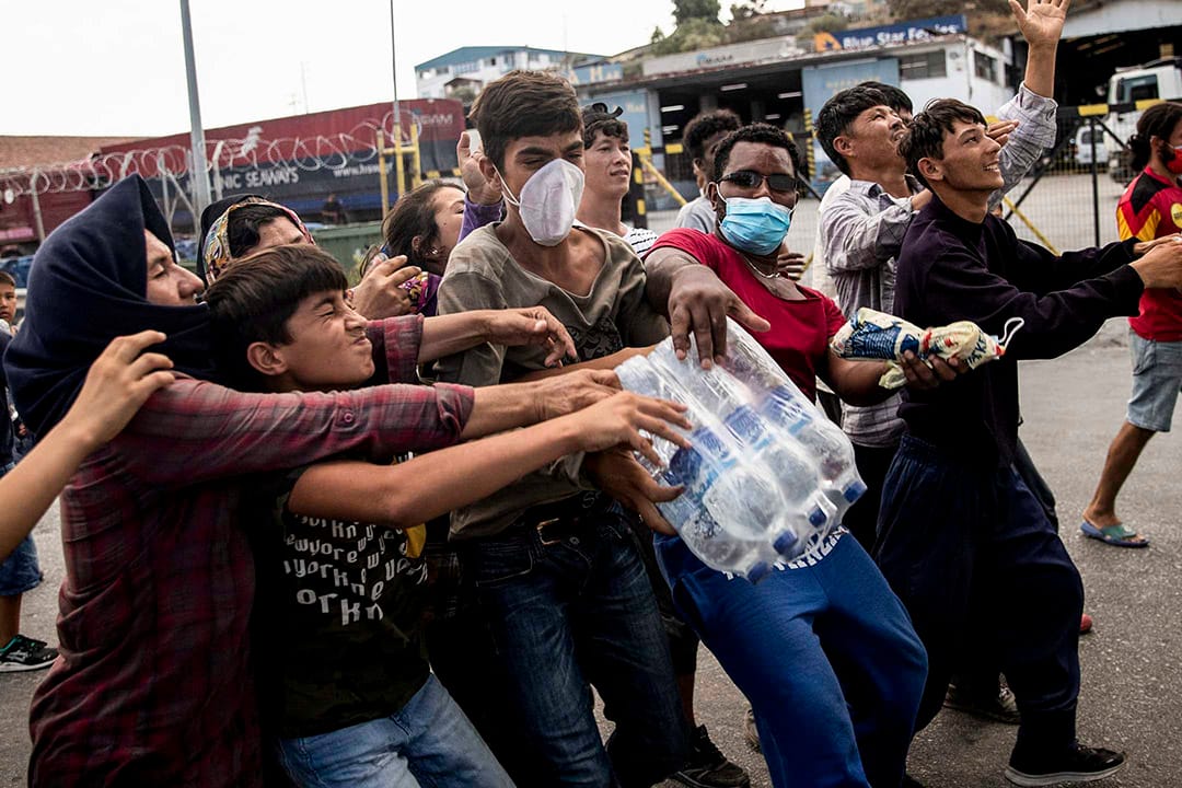 2020年9月12日,一個非政府組織在希臘萊斯沃斯島上,向難民提供食水。