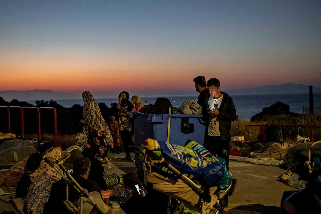 2020年9月11日,希臘萊斯沃斯島上上的莫里亞營地著火後,難民和移民在加油站找到住處。