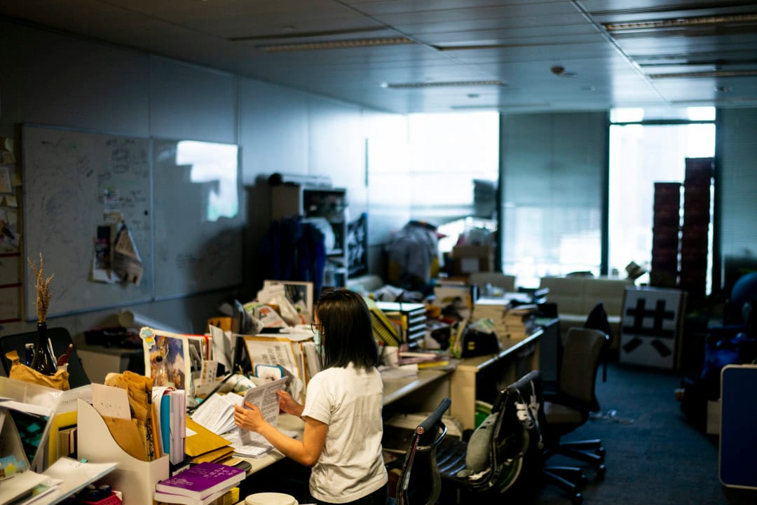 「解悶工廠」位於立法會議員朱凱廸的辦事處,義工正協力製作資訊包。