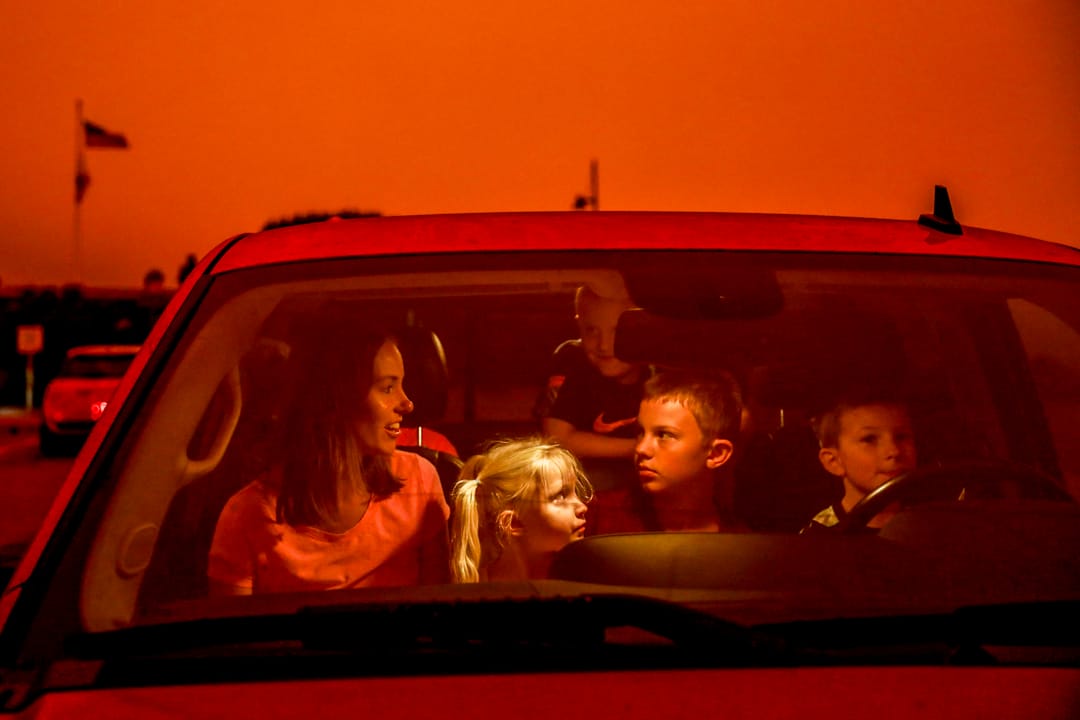 2020年9月9日，由極端高溫和強風引發的100場山火在美國西部12個州燃燒，加州三藩市灣區，因為山火及其產生的煙霧，令天空變成灰暗的橙色，母親與孩子們在一次家庭公路旅行中坐在汽車內，車外被一片橙色的天空籠罩著。