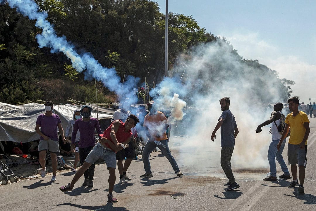 2020年9月12日,莫里亞難民營的難民擲回防暴警察發射的催淚彈。