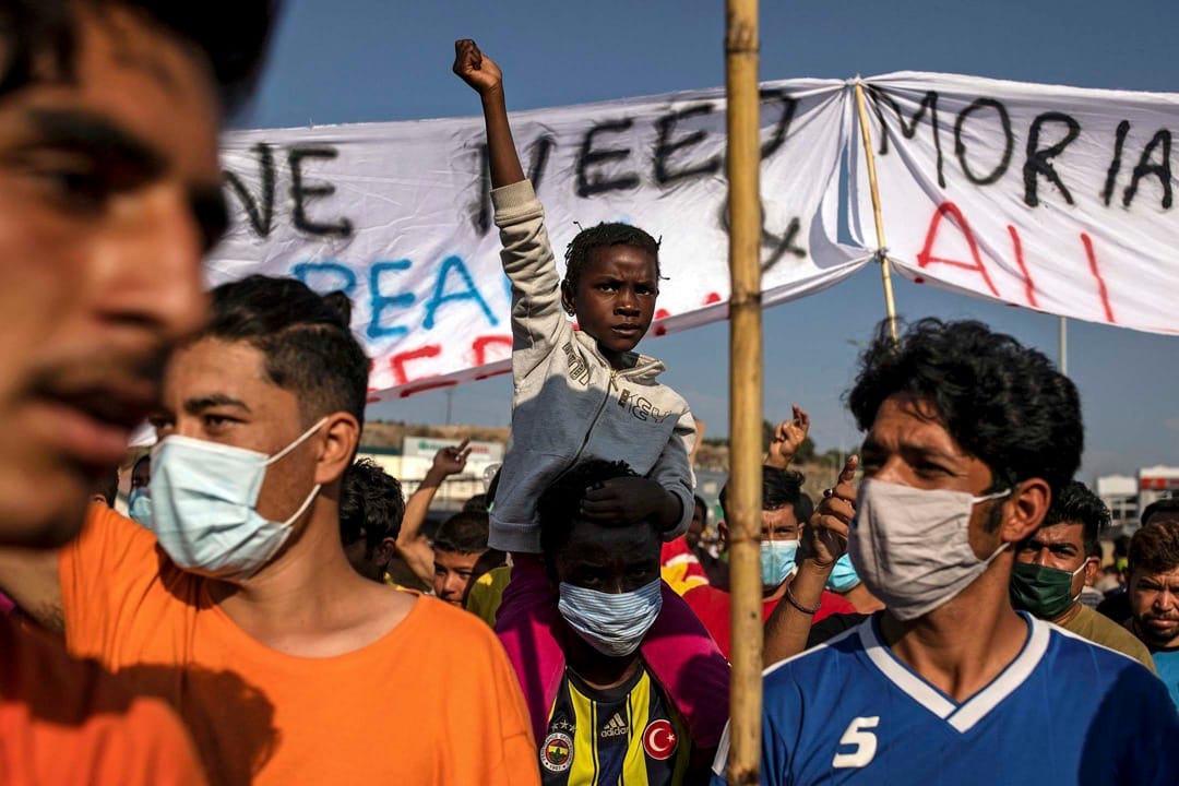 2020年9月12日,希臘萊斯沃斯島、莫里亞難民營大火後,當局宣布將在島上設置臨時難民營,隨即引發示威。