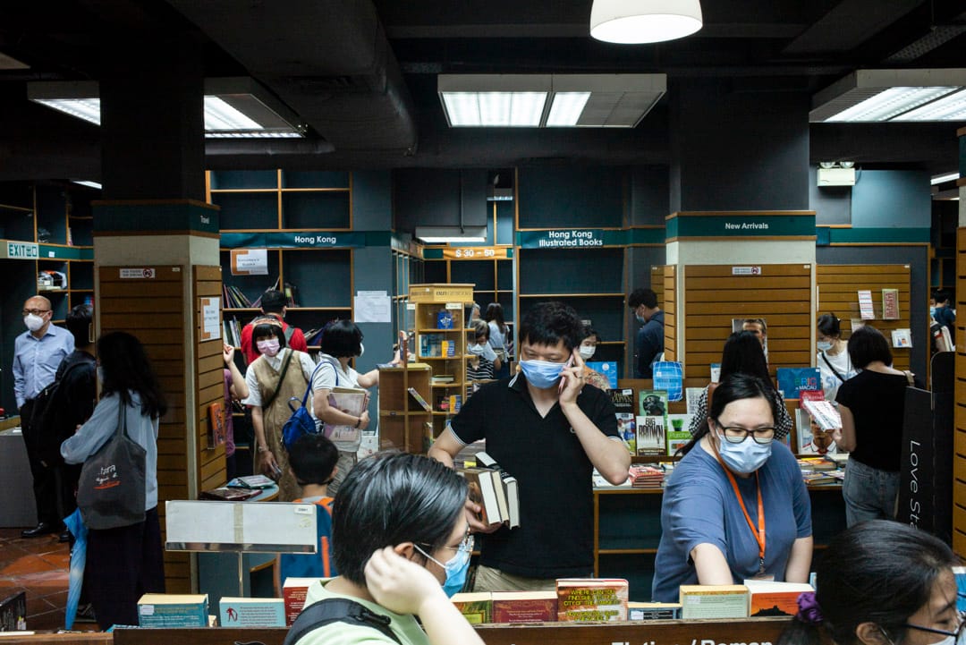 2020年7月31日,辰衝圖書有限公司最後一天,男女老幼在店內摩肩接踵。