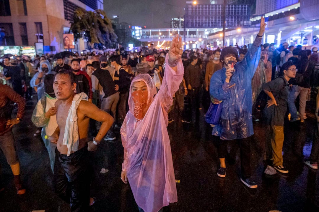 2020年10月16日泰國曼谷，示威者舉起舉起象徵反抗三隻手指。