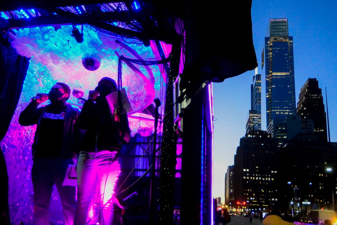 2020年11月4日賓夕法尼亞州中心城市費城，有示威者要求要將總統大選全數點票。