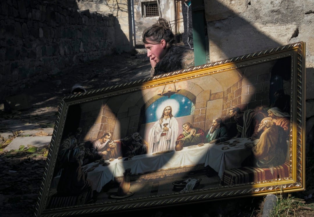 2020年11月14日，一名女子坐在她位於納戈爾諾-卡拉巴赫（Nagorno-Karabakh）的家門口，她預備搬家到亞美尼亞。