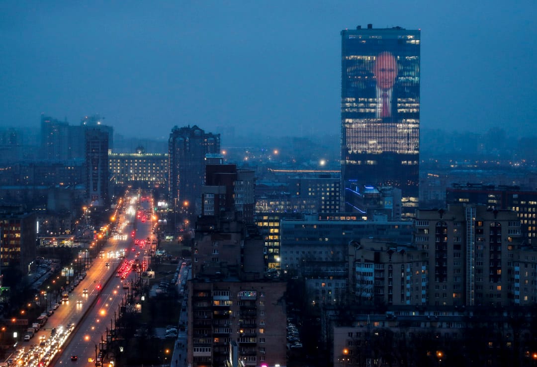 2020年1月15日，俄羅斯總統普京在俄羅斯議會兩院宣讀2019年度國情咨文時，市內一幢商業大樓的屏幕播放其畫面，普京在當中提出修憲，調整總統與議會的權力，主動提出將總統任期限定於兩屆為止，並把總理提名及任命權轉交到國會手中、將國家議事會寫進憲法之中，削弱總統權力。