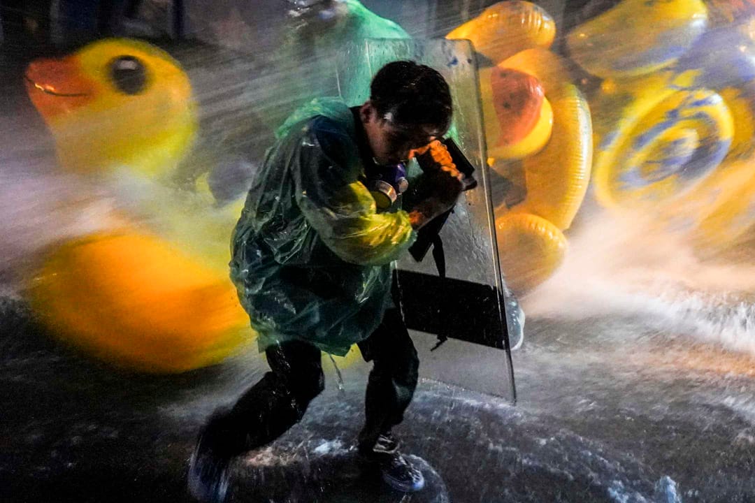 2020年11月17日，泰國國會繼續辯論憲法修正草案，國會外示威者與身穿黃衫的王室支持者發生衝突。警方再度發射水炮和催淚彈作出驅散，示威者用巨型黃色膠鴨抵擋。