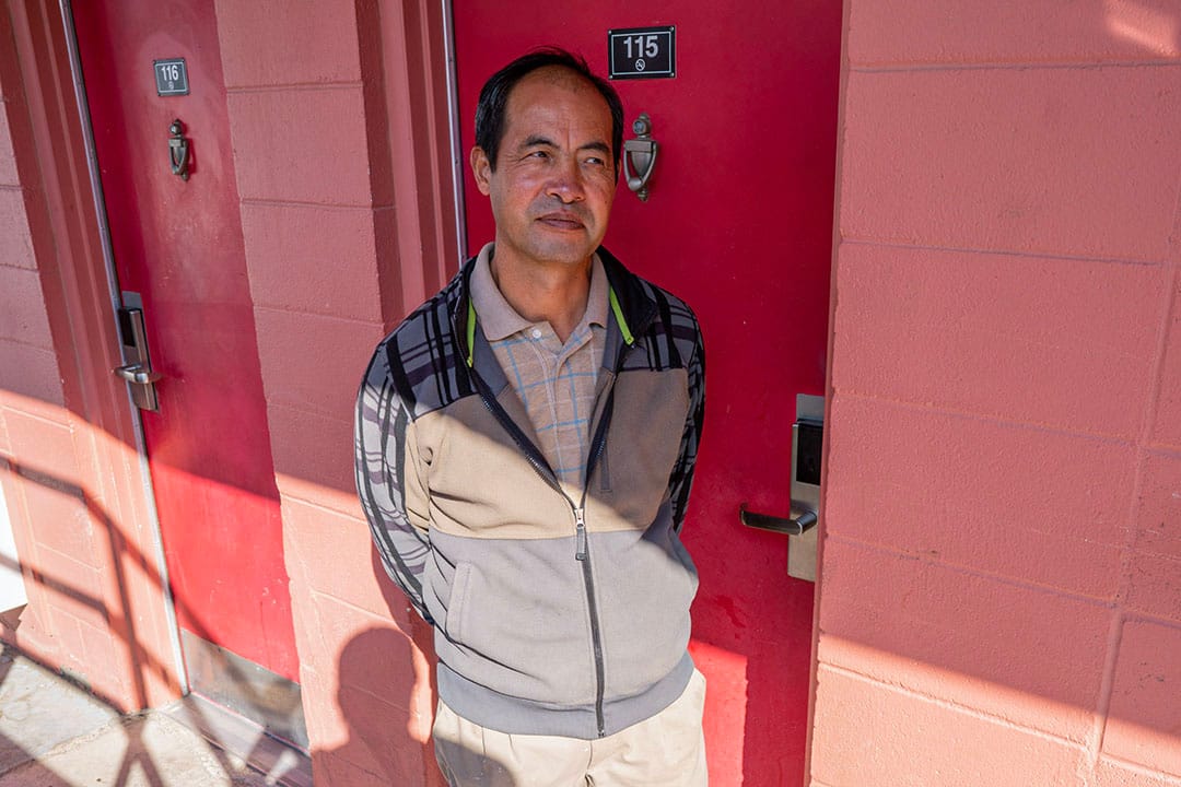 王勤良(音)站在汽車旅館的房間門口,他在今年3月因為疫情丟了工作,因此東進「淘金」,如今因身陷大麻騙局而面臨指控。