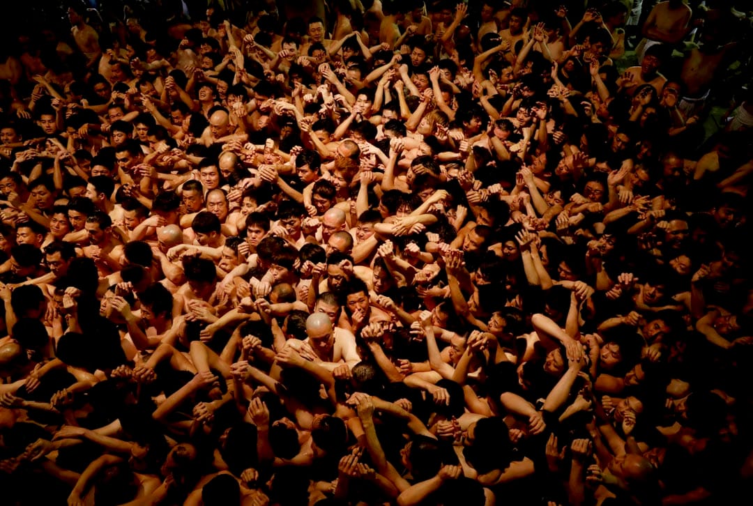 2020年2月15日，日本岡山Saidaiji寺舉行的裸體節，男士在活動中搶奪被祭司扔過的名為「shing」的木棍，最終能抓到木棍的人被認為是「最幸運的人」。