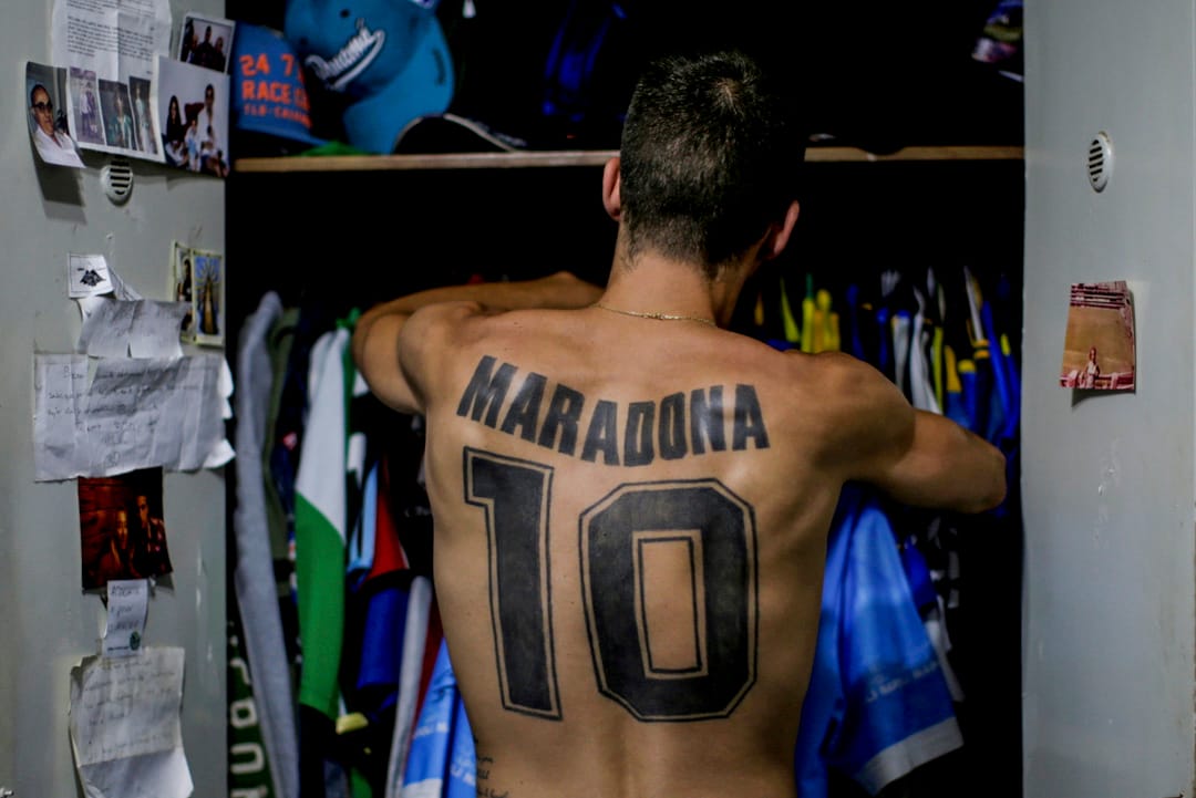 2020年11月27日，阿根廷布宜諾斯艾利斯一位球迷在背部上刻著馬納當拿的名字和10號號碼以紀念馬納當拿的去世。