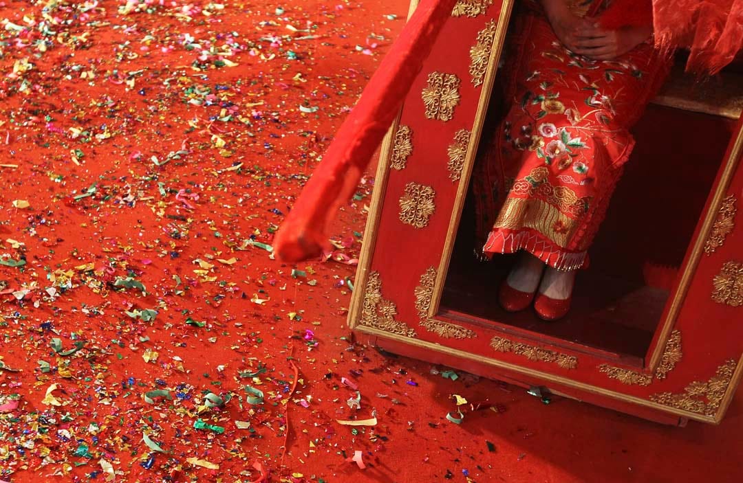 坐在花橋中的新娘。