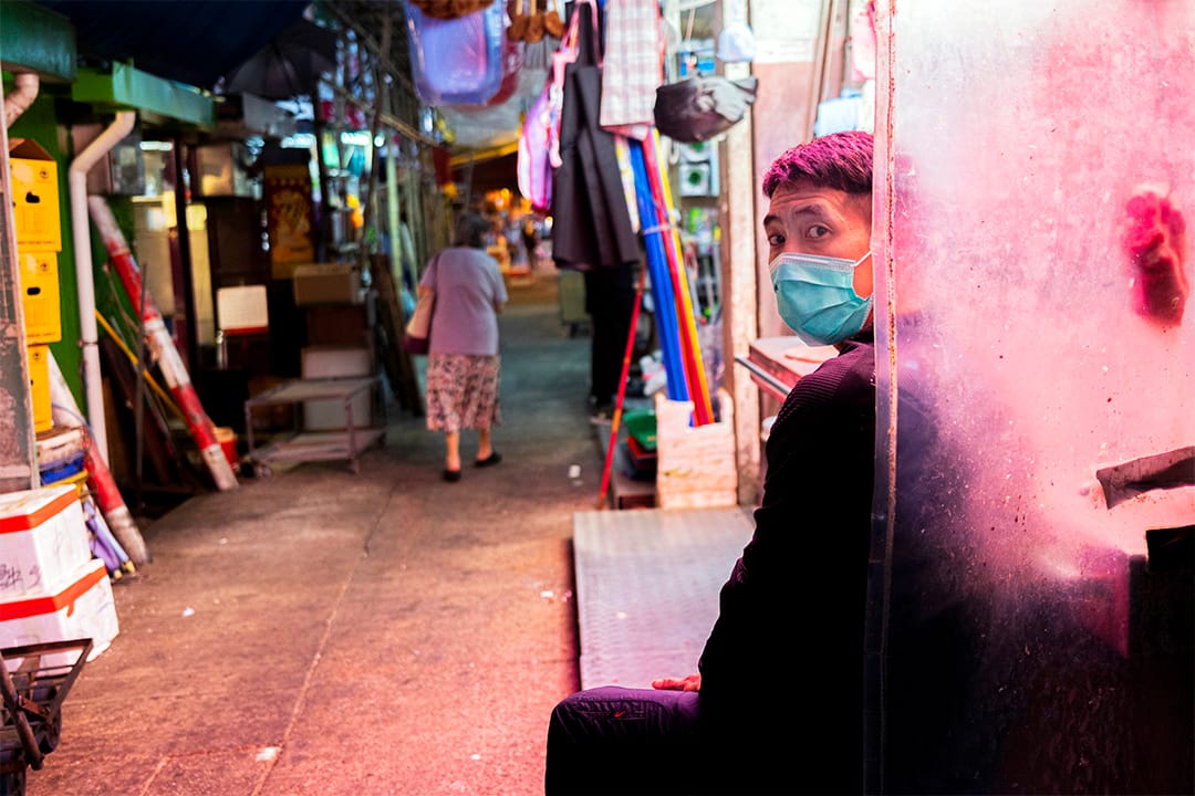 2021年1月21日，街市的豬肉佬坐下休息。