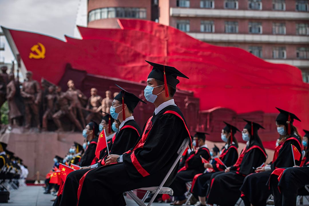 2020年6月30日北京，中国人民大学的学生举行的毕业典礼上。