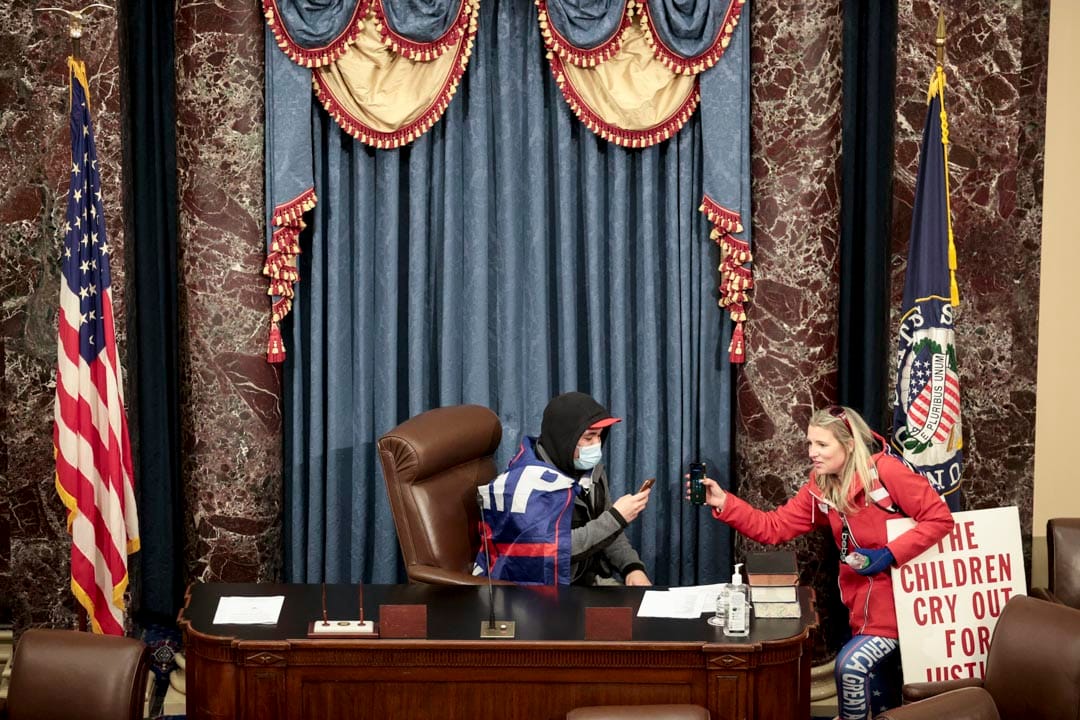 2021年1月6日,特朗普支持者闖進參議院會議廳後,坐在主席位置。