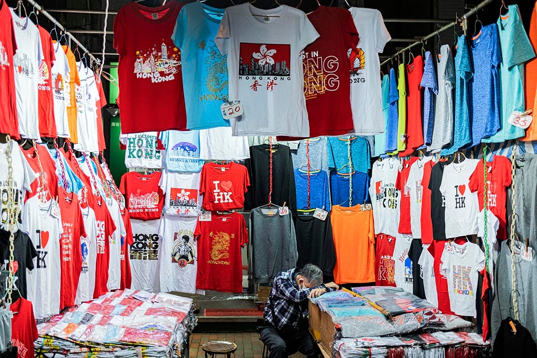 2021年1月21日廟街，攤檔內老闆在睡覺。