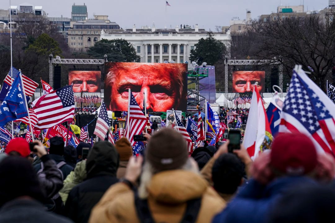 2021年1月6日,美國參眾兩院確認候任總統拜登勝出上年的總統選舉期間,數千名特朗普支持者在國會外聚集。
