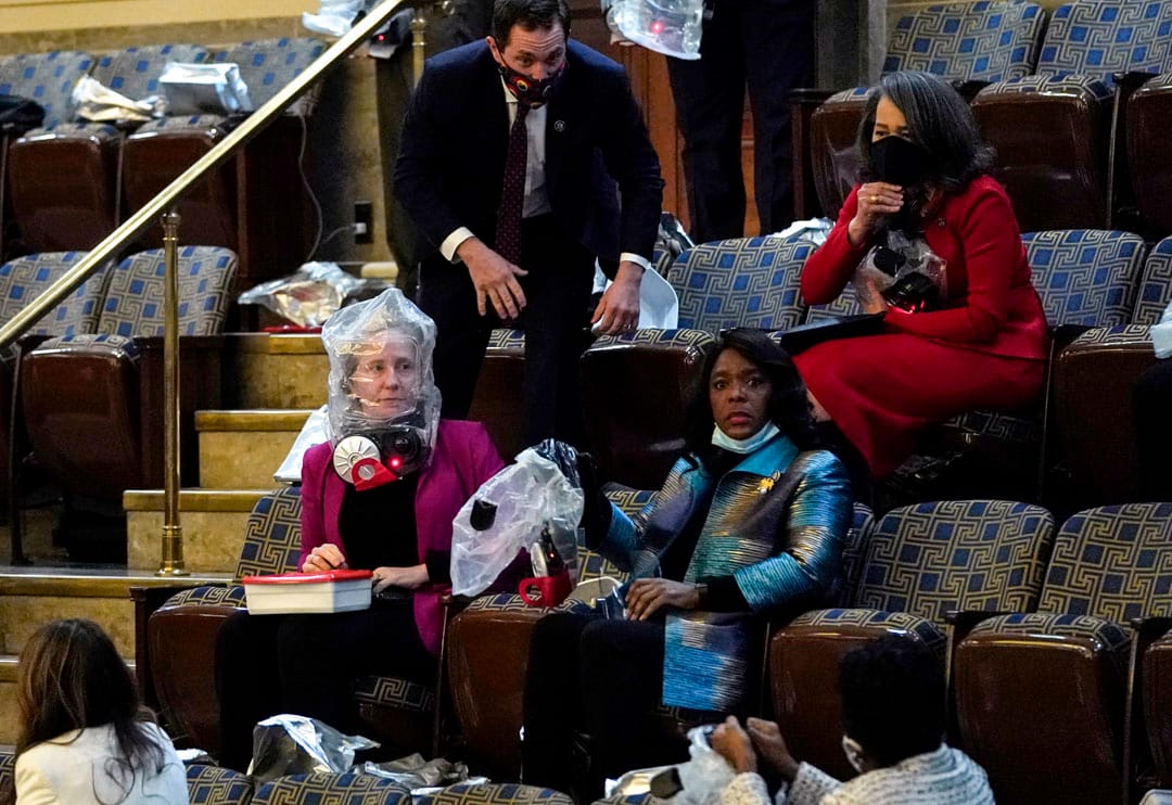 2021年1月6日,美國國會,會議廳內的人戴上協助呼吸的頭套。