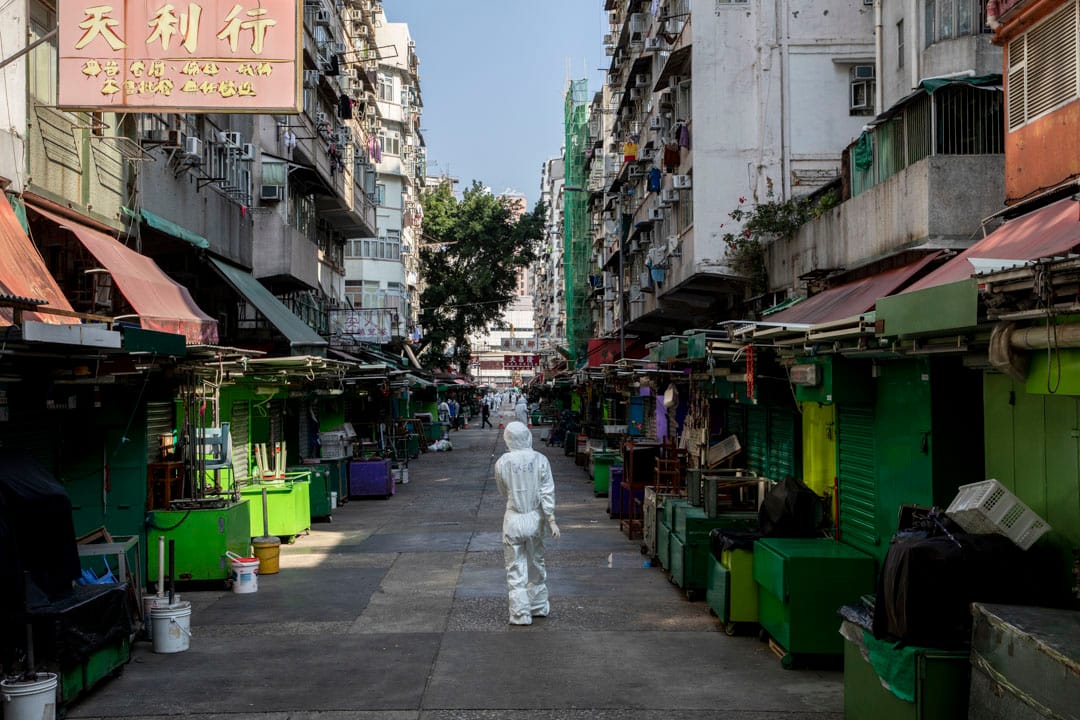 2021年1月23日，佐敦「受限區域」內有大量穿上保護衣的工作人員安排區內人士強制檢測。