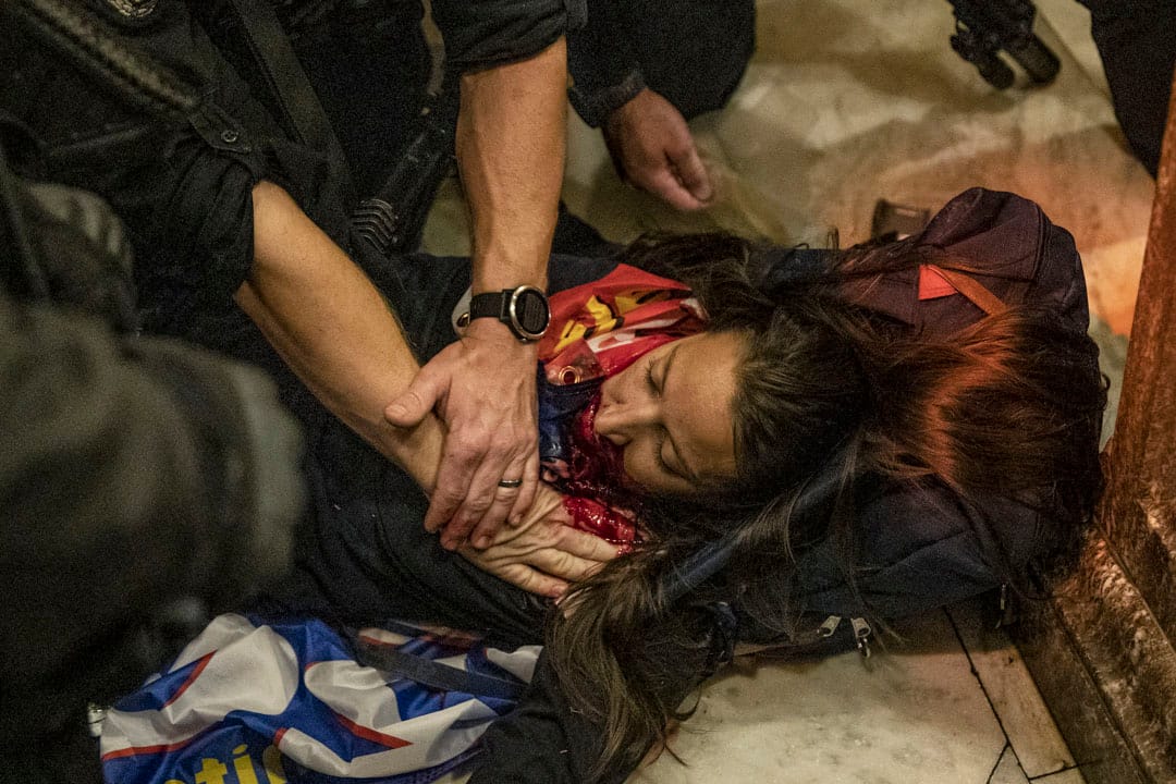 2021年1月6日,美國國會爆發示威,示威者闖進國會大樓,有示威者中槍倒地。