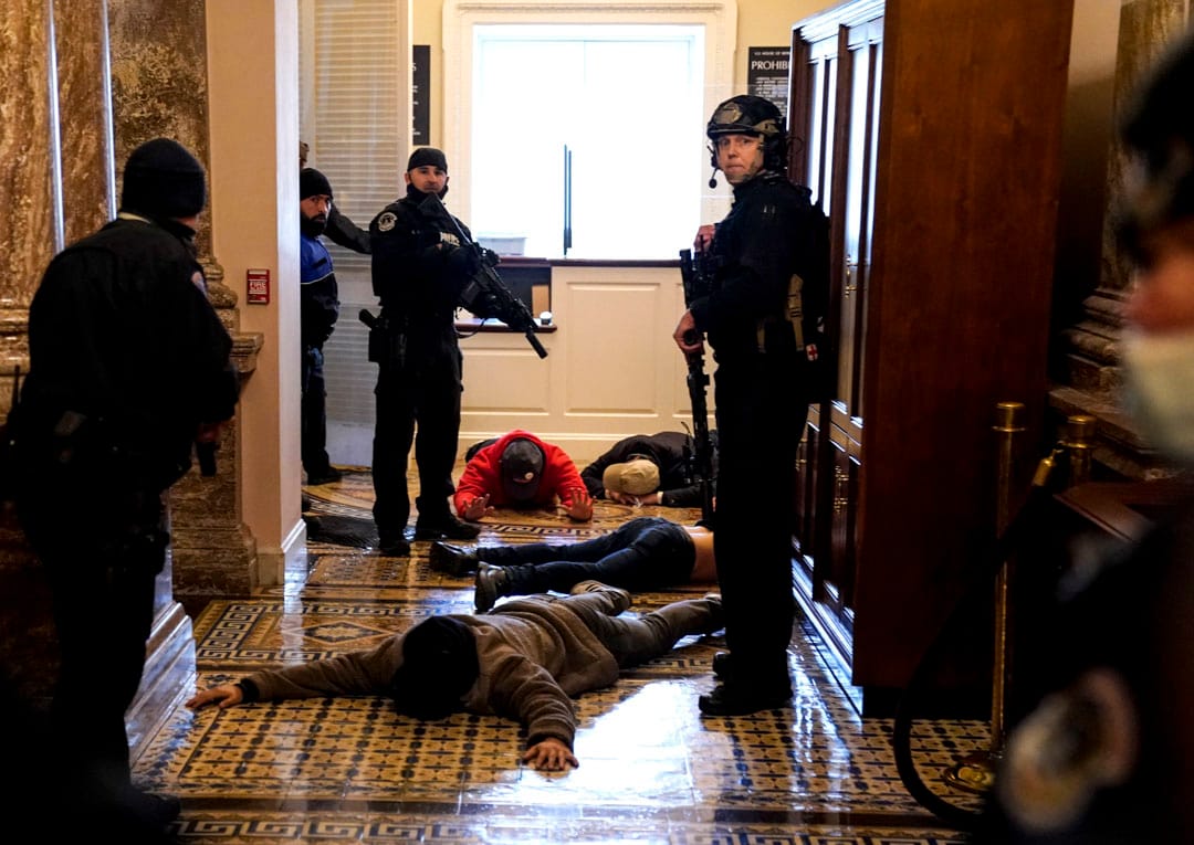 2021年1月6日,美國國會,眾議院會議廳外,國會警察制服數名示威者。