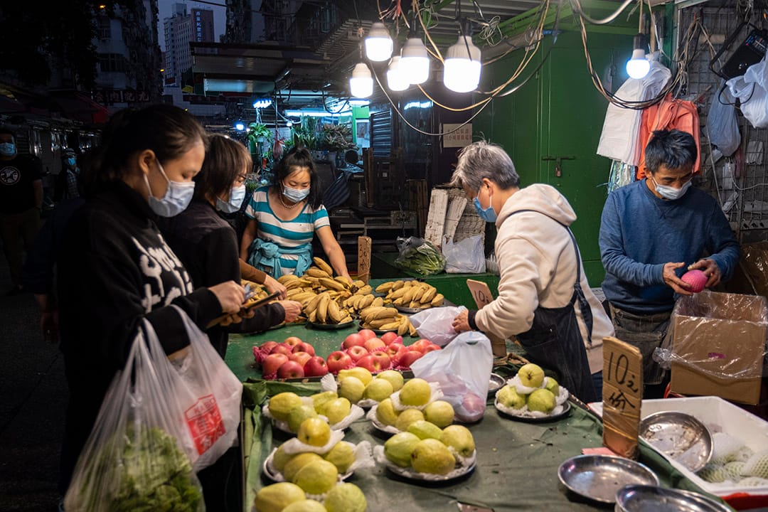 2021年1月22日佐敦街市，市民在選購生果。